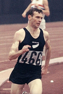 Снелл під час фінального забігу на 1500 м на Олімпіаді-1964