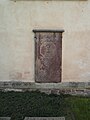 Sandsteingrabplatte 3 an der Nordfassade der ehemaligen Abteikirche, Friedgarten von Corvey, Höxter, (Liste der Baudenkmäler in Höxter)