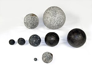 Vários tipos de balas de ferro e de pedra encontradas na Carraca Mary Rose do século XVI
