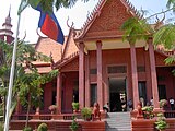 ธงชาติกัมพูชา หน้าพิพิธภัณฑสถานแห่งชาติกัมพูชา ราชธานีพนมเปญ