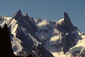 Le mont Mallet (à gauche) et la dent du Géant (à droite) vus depuis le nord.