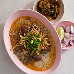 Khao soi nuea (khao soi di manzo) a Chiang Mai.