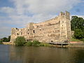 Ruines du château fort de Newark vues depuis les berges de la Trent.