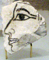Ostrakon trobat sota la capella de la tombra de Senemut (SAE 71), pensat per representar el seu perfil.