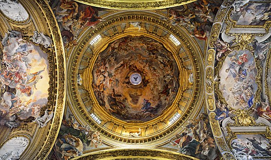 De koepel. Links de Glorie van Ignatius, en rechts de Glorie van Franciscus Xaverius.