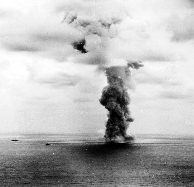 File:Explosion of the Japanese battleship Yamato, 7 April 1945 (NH 62584).jpg