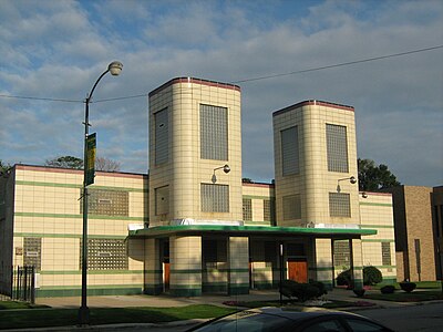 Eglwys Streamline Moderne, First Church of Deliverance, Chicago, gan Walter T. Bailey (1939). Ychwanegwyd y tyrau ym 1948.