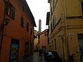 Un'immagine delle Due Torri da una strada del Ghetto di Bologna nell'aprile 2016