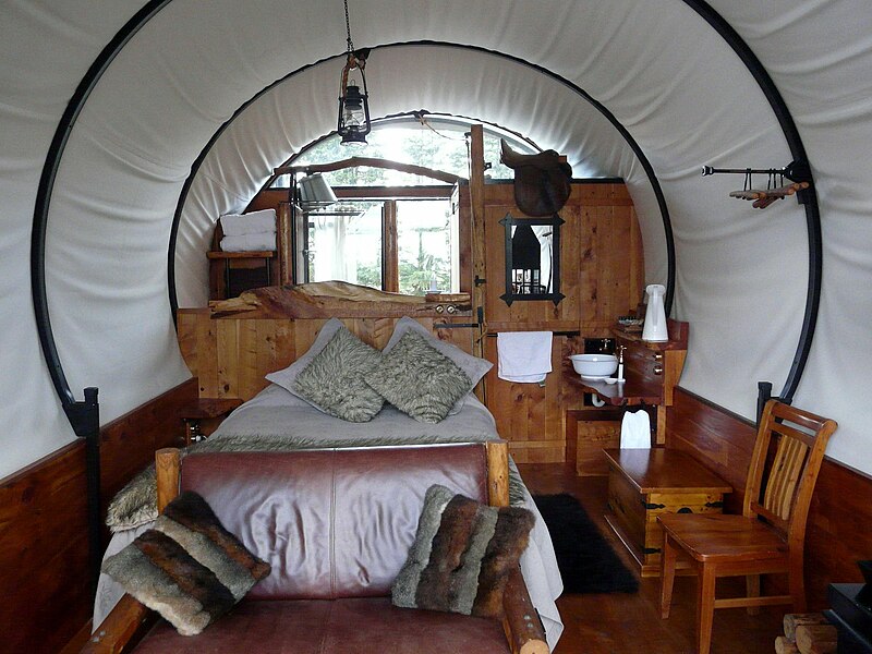 File:GlampingKirwee Wagonstay interieur.jpg