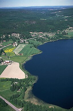 Flygfoto över Klingsta och Klingstatjärnen från 1988.