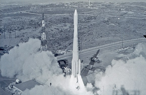 Le lancement du satellite ESSA-4 par un lanceur Delta C décollant de Cape Canaveral.