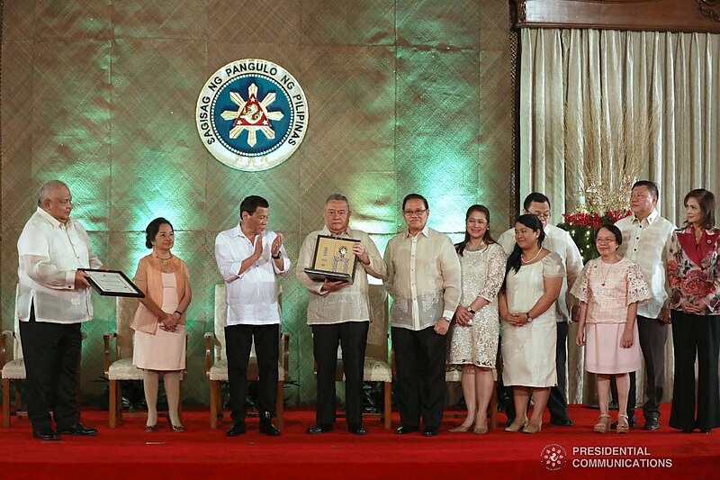 File:President Rodrigo Duterte posthumously confers the Quezon Service Cross Award to the late Senator Miriam Defensor Santiago during a ceremony at the Malacañan Palace on December 3, 2018.jpg