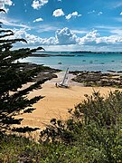 La plage de la Grande Salinette en contrebas, côté ouest, du parc du château du Nessay.