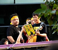 Lin Sheng Xiang (right) sings the anti-media monopoly war song at the Anti-Media Monopoly March.