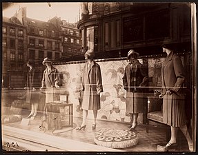 Vitrine du Bon Marché photographiée par Eugène Atget en 1926.