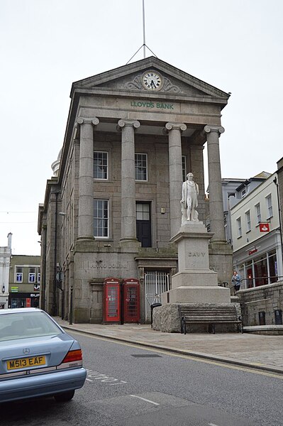 File:Davy Monument ^ Market Building - geograph.org.uk - 6468204.jpg