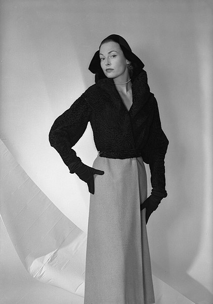 File:Evening coat MET 41.1057 43.190 acetate view2 bw.jpg