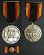 Ehrenmedaille der Bundeswehr (v. l. n. r.: Vorderseite mit Bandschnalle; Rückseite)