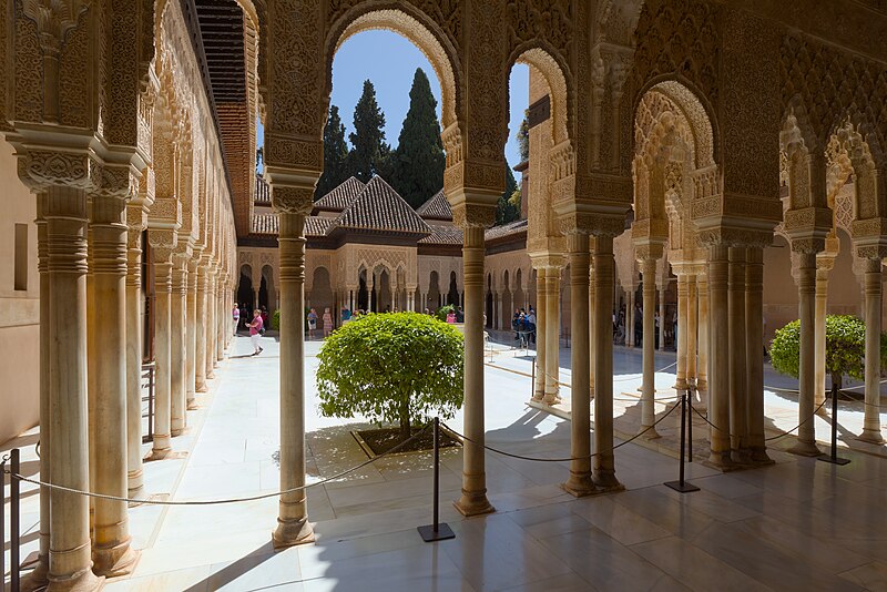 File:Granada - Alhambra - Palacios nazaríes - Patio de los Leones - 1.jpg