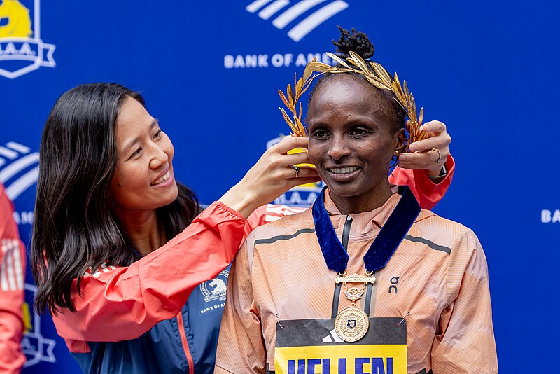 File:Hellen Obiri being crowned as the winner of 2024 Boston Marathon by Mayor Michelle Wu 53687361471.jpg