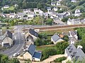 Le bourg de La Roche-Maurice, traversé par la voie ferrée Paris-Brest 3.