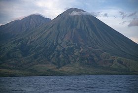 Vue du Sangeang Api depuis la mer.