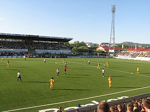 Spiel zwischen dem FK Bodø/Glimt und Sogndal Fotball im Juni 2007. Die alte Haupttribüne im Norden (links) und rechts die Osttribüne