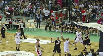 Gortat Team vs Wojsko Polskie - Szyc fighting for a ball.jpg