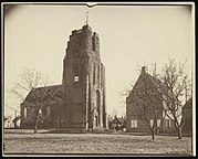 De toren van Ransdorp voor de restauratie in de jaren dertig. Rechts het oude raadhuis; circa 1925.