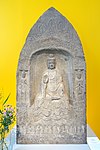 Stor buddhistisk votivstela, Kina. I mitten en nisch med en sittande Buddha. Östasiatiska museet, Stockholm.