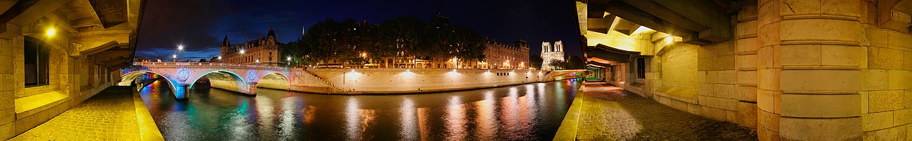 Panorama over de Seine met links de Pont Saint-Michel en rechts de Notre-Dame