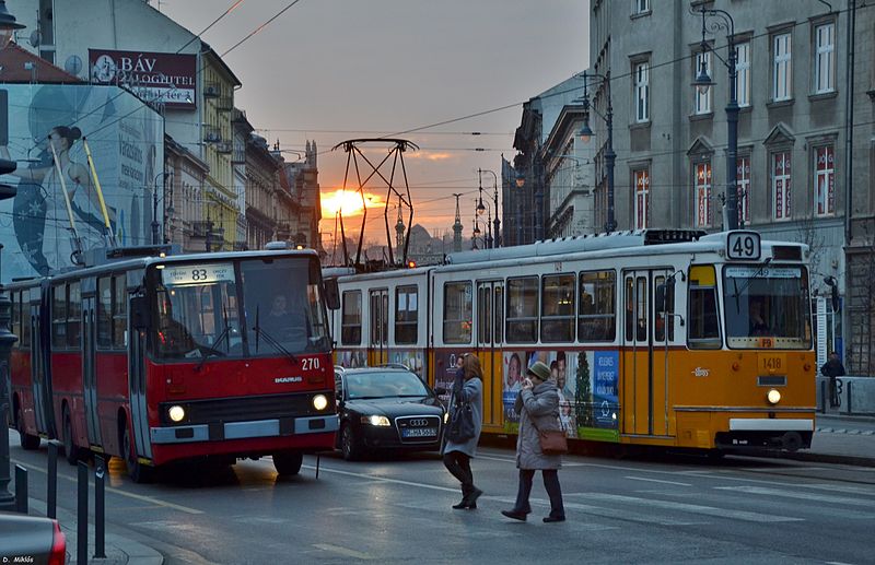 File:83-as trolibusz - 49-es villamos.JPG