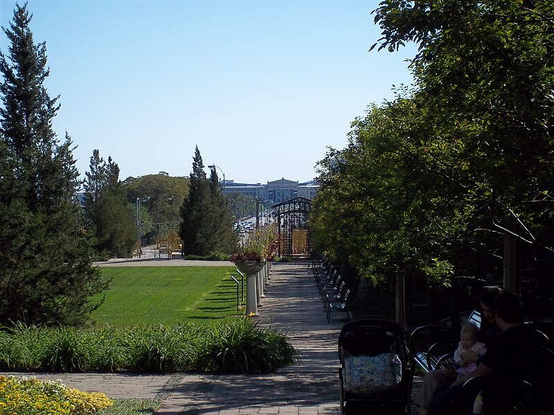 File:Distant view of Field Museum from Northern Grant Park.JPG