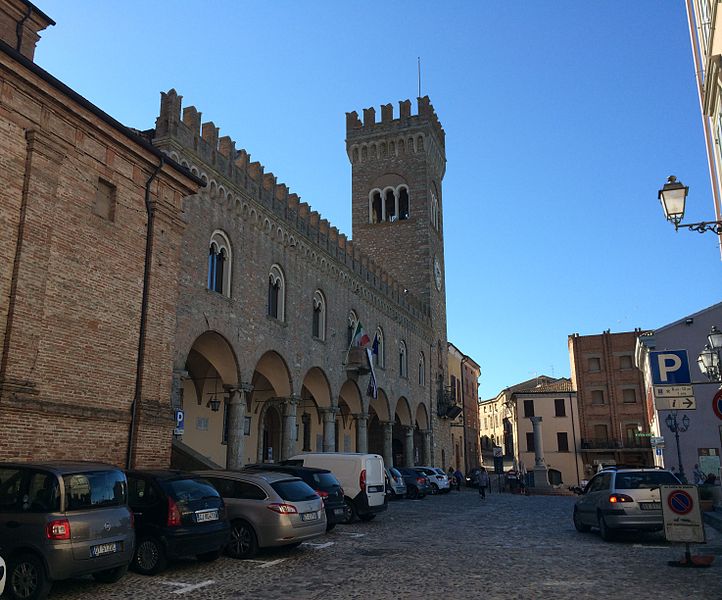 File:Piazza della Libertà Bertinoro.JPG