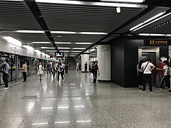 Platform of Xujiahui Station (Line 9).jpg