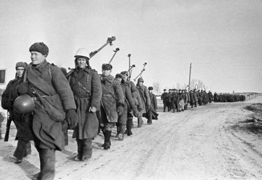 Rödarmister i vinteruniform med kappa modell 1935, pälsmössa modell 1940 och filtstövlar.