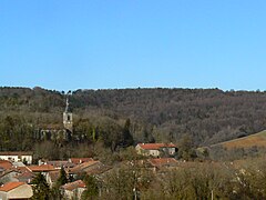 Vallée de la Creuë dans les côtes de Meuse avec l'église dominant le village de Creuë.