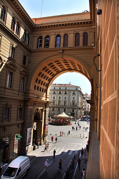 File:Via strozzi vista da Palazzo Anselmi Ristori 02.JPG