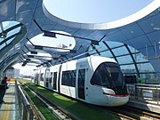 Tram op de halte in het Science Park van Wuhan.