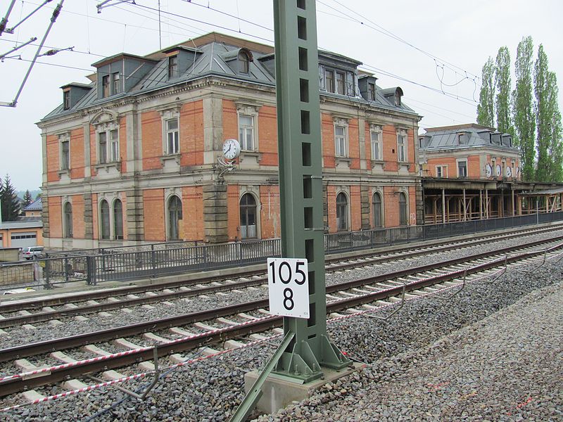 File:Bahnhof Radebeul West Empfangsgebäude 01.JPG