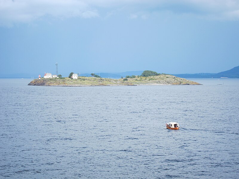 File:Gullholmen lighthouse in Moss commune, Norway.jpg