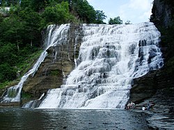 伊薩卡以瀑布聞名。此為伊萨卡瀑布。