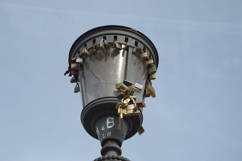 File:Streetlight with padlocks bridge milvio.JPG