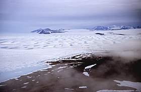 L'île Ward Hunt, et la barrière de glace Ward Hunt devant cap Columbia, île d'Ellesmere, juillet 1988.