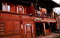 Tibetan wooden houses in old city of Zhongdian / Casas tibetanas de madera en la ciudad antigua.