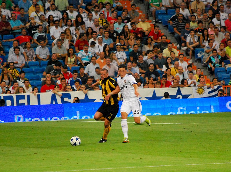 File:Aguirregaray vs Ozil.jpg