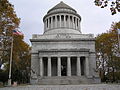 El General Grant National Memorial, nel que reposen los restos del presidente Ulysses S. Grant y la so muyer, ye ún de los principales finxos turísticos de la zona.