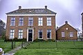 De hervormde pastorie met rechts verenigingsgebouw Elthato