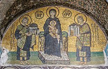 Das Mosaik aus dem 11. Jahrhundert zeigt mittig die thronende Maria, zu ihrer Rechten ist Kaiser Justinian mit dem Modell der Kirche zu sehen, zu ihrer Linken Kaiser Konstantin, mit dem Modell der Stadt Konstantinopel.