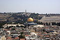 English: Jerusalem, Dome of the rock, in the background the Mount of Olives Deutsch: Jerusalem, Felsendom, vom Turm der Luthereischen Erlöserkirche aus gesehen. Im Hintergrund der Ölberg